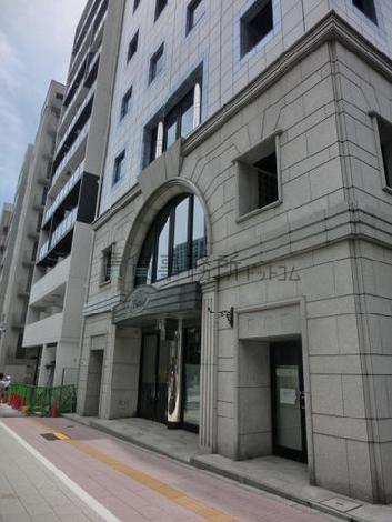 歩道に面した１・２階部分は石造りの重厚な外観です