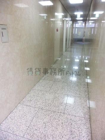 光沢のある石目で構成されています
