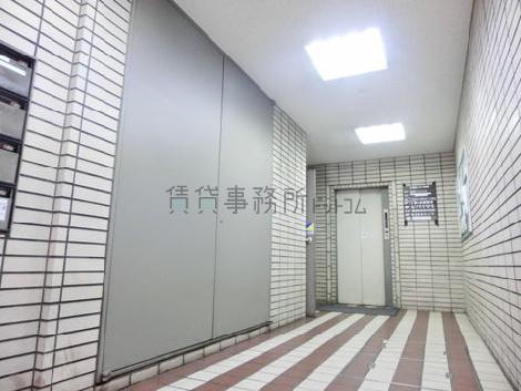 エントランス内を綺麗に整備しています