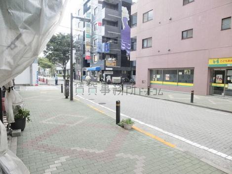 玄関前の幅広い歩道