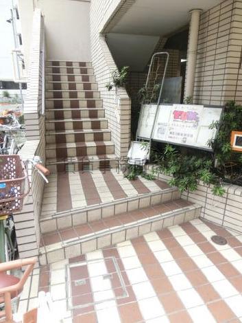 特徴のあるカラーリングで仕上げた階段