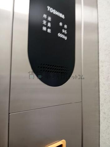 エレベーター9名乗り