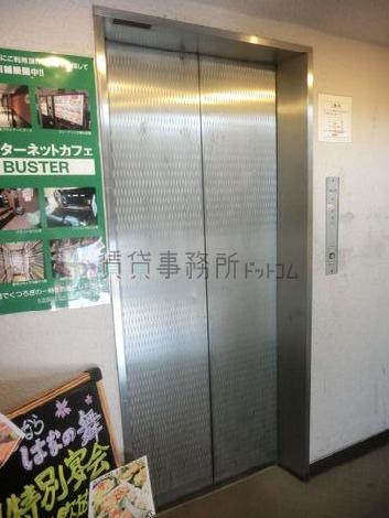 シルバーのエレベーター