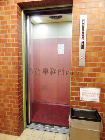 エレベーター内部