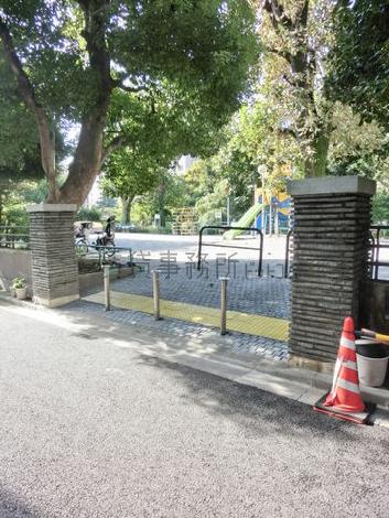 玄関前には公園があります