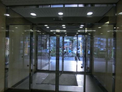 出入りの多い企業様には嬉しい大きな入口です