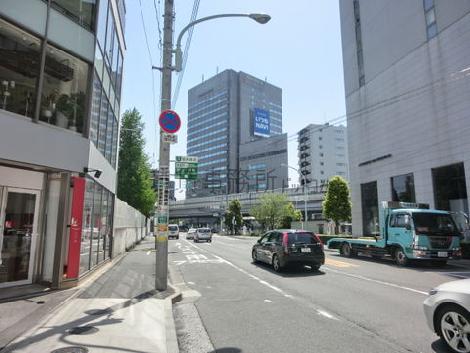 この先は六本木通りに接続します
