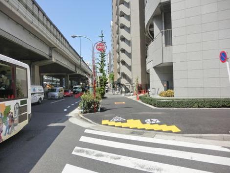 六本木通りです。渋谷方面を向いています