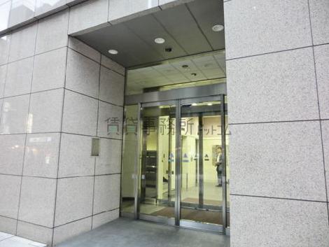 重厚感のある正面エントランス
