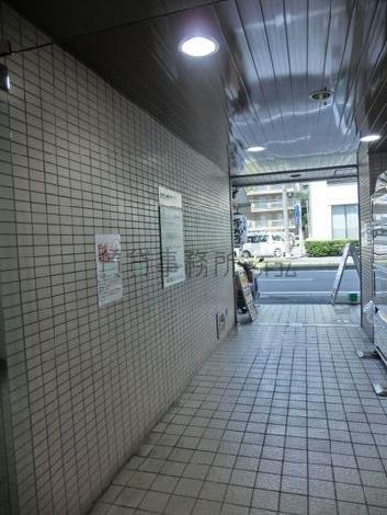 タイル張りのエントランスです