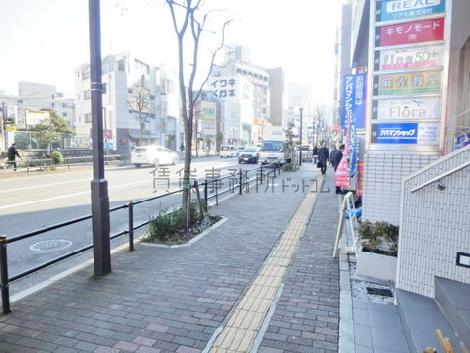 街路樹のある通り