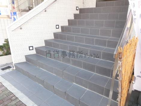 階段スタートの玄関口