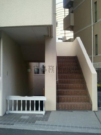 階段はレンガ調タイプです