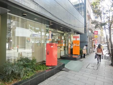 1階は郵便局です