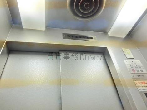 エレベーター内の天井照明