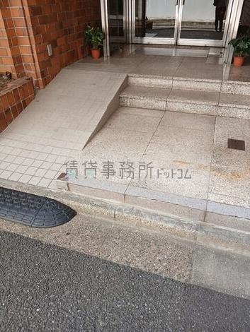 正面玄関前　段差