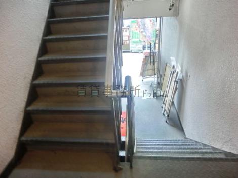店舗区画の階段