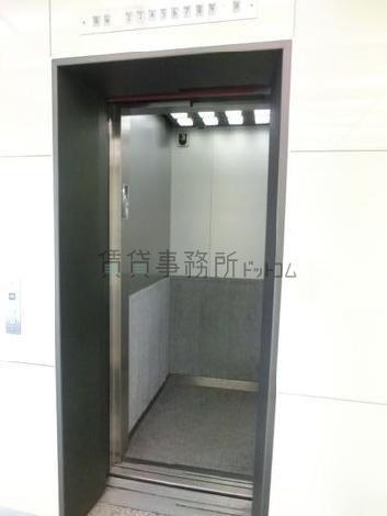 防犯カメラを配備したエレベーター