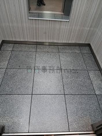エレベーター内部