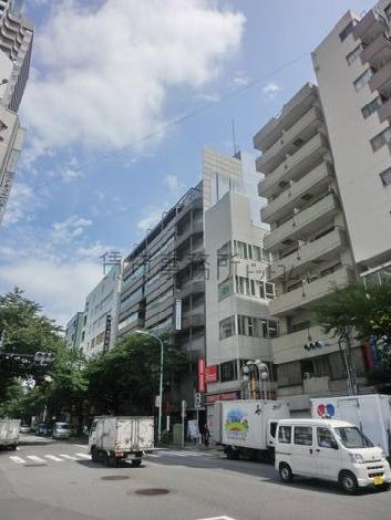 目の前は交通の頻繁な通り