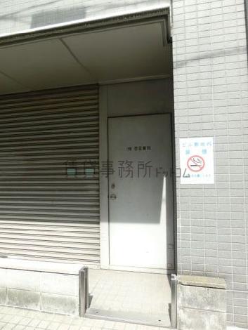 背面通りに用意された通用口