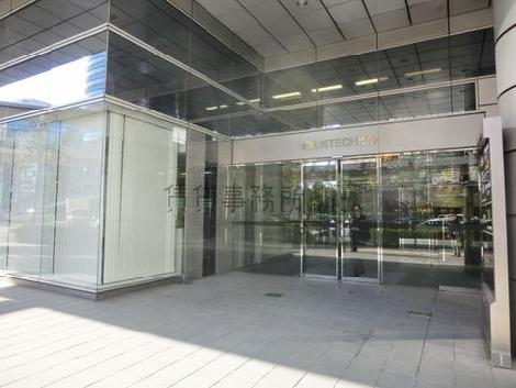 わかりやすい正面エントランスです