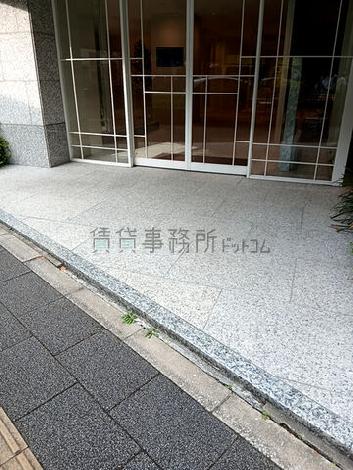 正面玄関前　段差