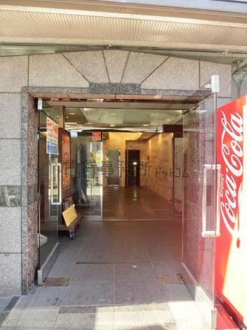 間口の広いエントランスです