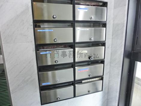 エレベーター前にポストがあります