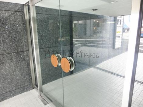 ドアは２枚開きになっております