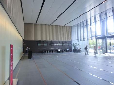 天井高の高い開放感のあるエントランスホールです