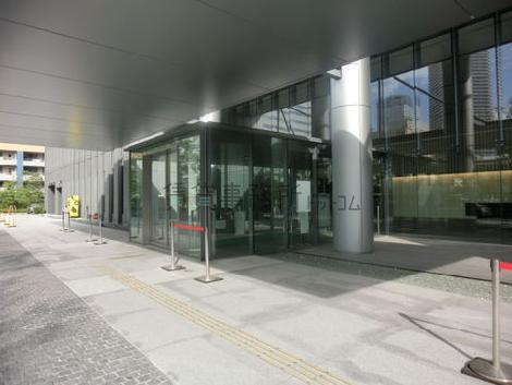 ガラス張りの自動ドアタイプの入口です