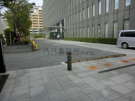 正面入口へとつながるアプローチです