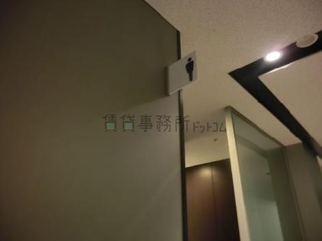 男子トイレが通路の奥の部分にあります