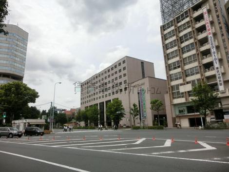 靖国通りと外堀通りの分岐点に位置しています