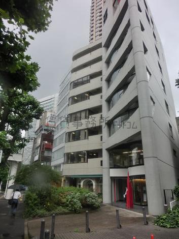 同規模のビルが数軒並びます