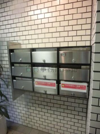 エントランスに集合ポストがあります