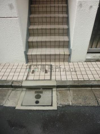 裏路地の面したの階段です