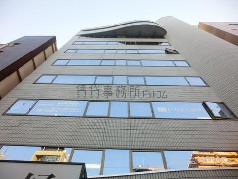 ガラス面の多いビルです