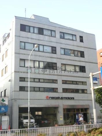 通りを挟み左斜め前から