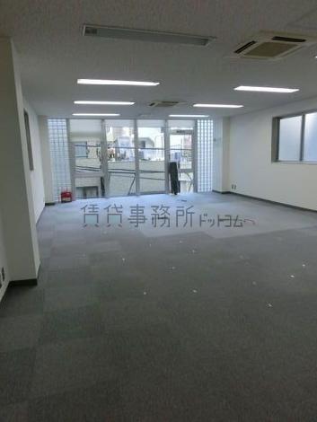 窓が大きい室内