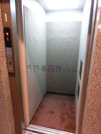 エレベーターは4人用です