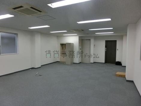 人材開発ビルの室内
