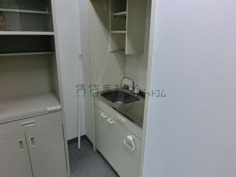 部屋の端にあります