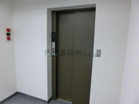人材開発ビルの室内
