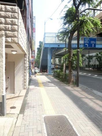 玄関前の歩道