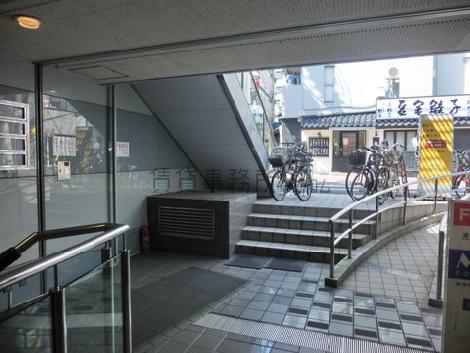 エレベーターホールへの通路から見たメインエントランス