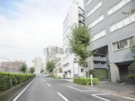 視野の開けた通りに面しています