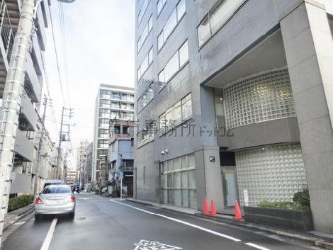 隣接する脇道通り