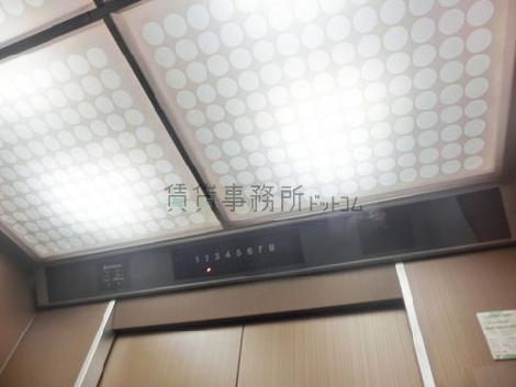 エレベーター内の天井照明